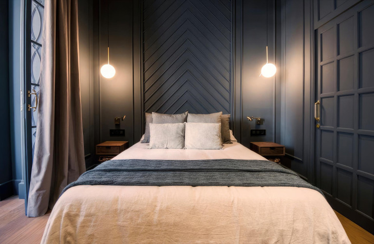 Modern ve Klasik Poliüretan Yatak Odası Dekorasyonu: İç Mekan Tasarım Fikirleri ve Modelleri <p>
<article>
<h1>Poliüretan Romantik Modern Yatak Odası Dekorasyon Fikirleri</h1>
<p>Modern ve klasik detayların mükemmel uyumunu arayanlar için poliüretan romantik yatak odası dekorasyonu, estetik ve işlevselliği bir araya getiren mükemmel bir seçenektir. Poliüretan, dayanıklılığı ve esnekliği ile bilinir; bu sayede yatak odası dekorasyonunuzda zarif ve sofistike bir atmosfer yaratmanıza yardımcı olur. İşte sizin için seçtiğimiz modern klasik yatak odası dekorasyon modelleri, tasarım ve örnekleri:</p>
<section>
<h2>Romantik Dokunuşlar</h2>
<p>Yatak odanıza romantik bir hava katmak için yumuşak renk tonlarını tercih edin. Pastel tonları, özellikle de poliüretan mobilyalarla birleştirildiğinde, odanıza huzurlu ve davetkar bir atmosfer kazandırır. Duvarlarda kullanılan dekoratif poliüretan paneller, odanıza modern bir dokunuş eklerken romantizmi de ön plana çıkarır.</p>
</section>
<section>
<h2>Modern Klasik Tasarımlar</h2>
<p>Modern ve klasik unsurların birleşimi, yatak odanızı zamansız bir güzelliğe kavuşturur. Poliüretan malzeme ile üretilen klasik yatak başlıkları, modern minimalist mobilyalarla harmanlandığında, odanızda şık bir kontrast yaratır. Aydınlatma seçimlerinizde de modern avizeler veya klasik abajurlar kullanarak bu karşıtlığı güçlendirebilirsiniz.</p>
</section>
<section>
<h2>Dekorasyon Modelleri ve Örnekleri</h2>
<p>Poliüretan malzemeden yapılmış zarif yatak başlıkları, şifonyerler ve komidinler, yatak odanızın odak noktası olabilir. Bu mobilyaları, metal veya cam gibi modern malzemelerle yapılmış aksesuarlarla tamamlayarak, odanızda ilgi çekici bir denge oluşturun. Duvarlarda kullanacağınız sanatsal tablolar veya modern sanat eserleri, odanızın genel dekorasyonuna sofistike bir hava katmaya yardımcı olur.</p>
</section>
<section>
<h2>Dekorasyon Fikirleri</h2>
<p>Yatak odası dekorasyonunuzda fark yaratmak için, poliüretan detayları farklı dokularla kombinleyin. Örneğin, poliüretan yatak başlığınızın yanına yumuşak dokulu bir halı veya peluş yastıklar yerleştirerek, konfor ve şıklığı bir arada sunabilirsiniz. Ayrıca, odanızın renk paletini canlandırmak için poliüretan mobilyalarınızla uyumlu renklerde aksesuarlar kullanmayı unutmayın.</p>
</section>
<footer>
<p>Yatak odanızı yeniden dekore ederken, poliüretan romantik modern klasik yatak odası fikirlerini göz önünde bulundurarak, hem estetik hem de konforlu bir alan yaratabilirsiniz. Poliüretanın sunduğu çeşitlilik ve esneklik ile hayalinizdeki yatak odasını oluşturun.</p>
</footer>
</article>
</p><br><hr></hr>