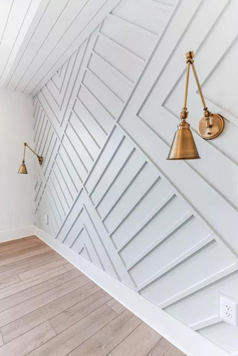 Modern Klasik Salon Dekorasyonu: Poliüretan İle İç Mekan Tasarım Fikirleri ve Modelleri <p>
<h1>Poliüretan Büyük Salon Dekorasyonu Fikirleri</h1>
<p>Modern ve klasik dekorasyon tarzlarının mükemmel uyumu, büyük salonlarınızda estetik ve fonksiyonelliği bir araya getiriyor. Poliüretan malzeme, hem dayanıklılığı hem de estetik açıdan sunduğu çeşitlilik ile salon dekorasyonunda ön plana çıkıyor. İşte, büyük salonlarınız için modern klasik dekorasyon modelleri, tasarım ve örnekleri:</p>
<h2>Modern Klasik Salon Dekorasyon Modelleri</h2>
<ul>
<li><strong>Poliüretan Tavan Modelleri:</strong> Salonunuzun tavanında poliüretan malzeme kullanarak, hem modern hem de klasik desenler oluşturabilirsiniz. Bu, mekana derinlik ve zengin bir görünüm kazandırır.</li>
<li><strong>Duvar Panelleri:</strong> Poliüretan duvar panelleri ile salonunuzda sofistike bir hava yaratabilirsiniz. Hem modern hem de klasik tasarımlarla uyumlu olan bu paneller, duvarlarınıza sanatsal bir dokunuş ekler.</li>
<li><strong>Sütun ve Kaplama:</strong> Poliüretan sütunlar ve kaplamalar, büyük salonlarınızda klasik bir atmosfer yaratmanın yanı sıra modern dokunuşlarla harmanlanabilir. Bu unsurlar, mekana asalet ve zarafet katar.</li>
<li><strong>Aydınlatma:</strong> Modern ve klasik aydınlatma armatürleri ile poliüretan dekoratif unsurları vurgulayabilirsiniz. Doğru aydınlatma, mekanın ambiyansını tamamen değiştirebilir.</li>
</ul>
<h2>Dekorasyon Fikirleri</h2>
<ul>
<li>Zemin ve duvar renklerini, mobilya seçiminizle uyumlu hale getirerek, mekanın genel ahengini sağlayın.</li>
<li>Poliüretan malzemeleri, modern teknoloji ile işleyerek, mekana özgün ve yenilikçi bir hava katın.</li>
<li>Klasik ve modern unsurları dengeli bir şekilde kullanarak, zamansız bir dekorasyon yaratın.</li>
<li>Büyük salonunuzun merkezine, göz alıcı bir poliüretan süsleme veya sanat eseri yerleştirerek, odak noktası oluşturun.</li>
</ul>
<p>Büyük salonlar için modern klasik dekorasyon, hem konforlu hem de estetik bir yaşam alanı oluşturmanın anahtarıdır. Poliüretan malzemenin sunduğu çeşitlilikle, hayalinizdeki salonu tasarlayabilirsiniz.</p>
</p><br><hr></hr>