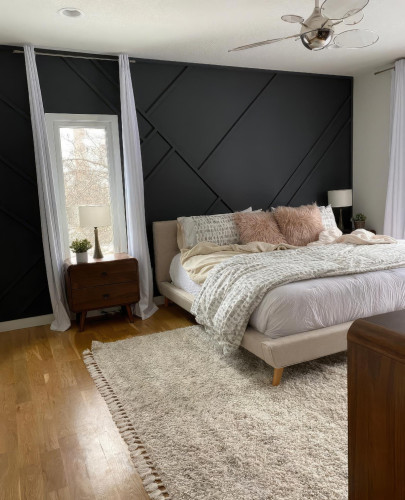 Poliüretan Yatak Odası Tasarımları: Modern ve Klasik Salon Dekorasyon Önerileriyle Ev Dekorasyonu İpuçları <p>
<h1>Poliüretan Büyük Yatak Odası ve Modern Klasik Salon Dekorasyon Fikirleri</h1>
<p>Ev dekorasyonunda hem estetik hem de fonksiyonellik önemlidir. Poliüretan malzeme, büyük yatak odaları ve modern klasik salonlar için mükemmel bir seçenek sunar. İşte evinizi güzelleştirecek birkaç dekorasyon fikri:</p>
<h2>Büyük Yatak Odası Dekorasyonu</h2>
<ul>
<li><strong>Duvar Panelleri:</strong> Poliüretan duvar panelleri, yatak odanızın atmosferini değiştirebilir. Hem ses yalıtımı sağlar hem de estetik bir görünüm kazandırır.</li>
<li><strong>Tavan Dekorasyonu:</strong> Poliüretan tavan rozetleri ve dekoratif kirişler, odanıza zarif bir hava katar.</li>
<li><strong>Aydınlatma:</strong> Gömme aydınlatmalar ve şık avizeler ile odanızı aydınlatabilirsiniz.</li>
</ul>
<h2>Modern Klasik Salon Dekorasyonu</h2>
<ul>
<li><strong>Salon Mobilyaları:</strong> Modern ve klasik çizgileri birleştiren mobilyalar, salonunuzun havasını değiştirir. Rahat ama şık koltuklar ve zarif bir kahve masası tercih edin.</li>
<li><strong>Duvar ve Tavan Süslemeleri:</strong> Poliüretan malzemeden yapılmış dekoratif duvar panelleri ve tavan süslemeleri, salonunuza sofistike bir görünüm kazandırır.</li>
<li><strong>Aydınlatma:</strong> Zarif avizeler ve duvar aplikleri, modern klasik bir salonun olmazsa olmazıdır.</li>
</ul>
<p>Yatak odası ve salon dekorasyonunda poliüretan malzemeleri kullanarak, hem dayanıklı hem de estetik bir ortam yaratabilirsiniz. Yaratıcılığınızı konuşturun ve evinizi kendi zevkinize göre şekillendirin.</p>
</p><br><hr></hr>