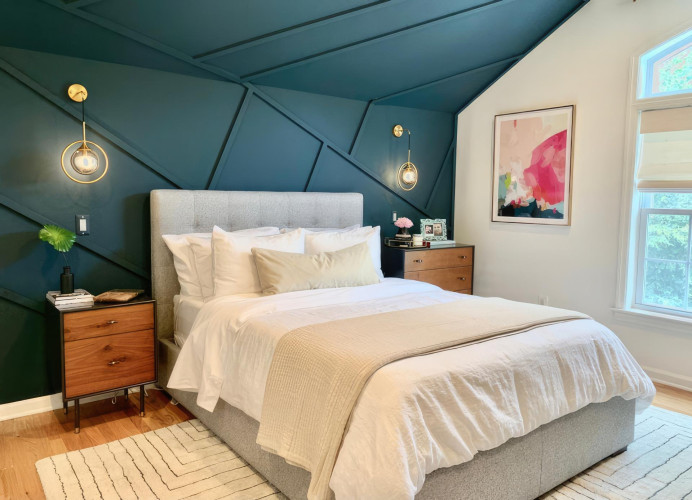 Modern Klasik Yatak Odası İçin Poliüretan Dekorasyon Fikirleri: Tavan ve Duvar Süslemeleriyle Şık Tasarımlar <p>
<h1>Poliüretan ile Modern Klasik Yatak Odası Dekorasyonu</h1>
<p>Poliüretan, hem estetik hem de pratik avantajları nedeniyle çıtalı bir yatak odası duvar ve tavan dekorunda sıkça tercih edilen bir materyaldir. Modern klasik yatak odası dekorasyon modellerinde, poliüretanın sunduğu zengin tasarım seçenekleri ve kolay uygulanabilirliği, bu materyalin popülerliğini artırmaktadır.</p>
<h2>Poliüretanın Avantajları</h2>
<ul>
<li><strong>Estetik Çeşitlilik:</strong> Poliüretan, farklı desen ve şekillerde üretilebilir, böylece her zevke ve dekorasyon stiline uygun seçenekler sunar.</li>
<li><strong>Durabilite:</strong> Su ve nem gibi dış etkenlere karşı dayanıklı olması, poliüretanı özellikle yatak odası gibi alanlar için ideal bir seçim yapar.</li>
<li><strong>Kolay Montaj:</strong> Hafifliği ve kolay kesilebilir yapısı ile poliüretan, duvar ve tavan dekorasyonlarında kolayca monte edilebilir.</li>
</ul>
<h2>Modern Klasik Yatak Odası Dekorasyonunda Poliüretan Kullanımı</h2>
<p>Modern klasik yatak odası dekorasyonunda poliüretan, genellikle duvar çıtaları, tavan rozetleri ve sütun kaplamaları gibi dekoratif elemanlar olarak karşımıza çıkar. Bu materyalin kullanımı, mekana bir yandan modern bir hava katarken, diğer yandan klasik dekorasyonun zarafet ve şıklığını korur.</p>
<h3>Dekorasyon Fikirleri</h3>
<ul>
<li>Yatak başı olarak duvara monte edilen poliüretan paneller, şık ve modern bir görünüm sağlar.</li>
<li>Tavan çıtaları ve rozetler kullanarak, odanın tavanını daha gösterişli hale getirebilirsiniz.</li>
<li>Poliüretan sütunlar, odanın köşelerine yerleştirilerek, klasik mimari bir hava katılabilir.</li>
</ul>
<p>Modern klasik yatak odası dekorasyonunuzda poliüretan kullanarak, hem estetik hem de dayanıklı bir sonuç elde edebilirsiniz. Bu materyalin sunduğu çeşitlilik, her zevke uygun bir dekorasyon oluşturmanıza olanak tanır.</p>
</p><br><hr></hr>