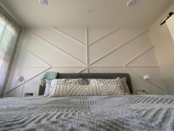 Modern ve Klasik Yatak Odası Dekorasyon Fikirleri: Poliüretan Duvar Çıtası Tasarımları ve Uygulama Örnekleri <p>
<h1>Poliüretan Yatak Odası Duvar Çıta Örnek Uygulamaları ve Dekorasyon Fikirleri</h1>
<p>Poliüretan yatak odası duvar çıtaları, iç mekanlarda modern ve klasik dekorasyon stillerini bir araya getirerek şık ve estetik bir görünüm sunar. Bu çıtalar, odanın genel dekorasyonunu zenginleştiren ve duvarlara derinlik katan dekoratif elemanlardır.</p>
<h2>Modern Klasik Yatak Odası Dekorasyon Modelleri</h2>
<p>Modern klasik yatak odası dekorasyonu, zamansız şıklığı ve modern dokunuşları bir araya getirir. Poliüretan duvar çıtaları bu tarzın vazgeçilmez öğelerindendir. Hem modern hem de klasik unsurları barındıran bu tarz, zarif ve sofistike bir atmosfer yaratır.</p>
<h3>Tasarım ve Örnekler</h3>
<ul>
<li><strong>Geometrik Desenler:</strong> Modern dekorasyonun bir parçası olarak geometrik desenli poliüretan çıtalar, odanın odak noktası olabilir.</li>
<li><strong>Klasik Oymalar:</strong> Klasik dekorasyonu tercih edenler için, oymalı ve detaylı çıtalar yatak odasına zarif bir dokunuş katar.</li>
<li><strong>Minimalist Çizgiler:</strong> Sade ve minimalist bir yatak odası için, düz ve sade poliüretan çıtalar ideal bir seçenektir.</li>
</ul>
<h3>Dekorasyon Fikirleri</h3>
<p>Poliüretan duvar çıtaları ile yatak odanızı dekore ederken, aşağıdaki fikirlerden ilham alabilirsiniz:</p>
<ul>
<li>Duvar rengi ile kontrast bir çıta rengi seçerek, odanın dinamik bir görünüm kazanmasını sağlayabilirsiniz.</li>
<li>Çıtaları sadece duvarın belirli bir bölümünde kullanarak, modern bir akcent duvar yaratabilirsiniz.</li>
<li>Aydınlatma ile çıtaların üzerinde gölge oyunları oluşturarak, odanın atmosferini zenginleştirebilirsiniz.</li>
</ul>
<p>Poliüretan yatak odası duvar çıtaları, hem estetik hem de pratik bir dekorasyon çözümü sunar. Modern ve klasik tarzları birleştirerek yatak odanıza özgün bir karakter kazandırabilirsiniz.</p>
</p><br><hr></hr>