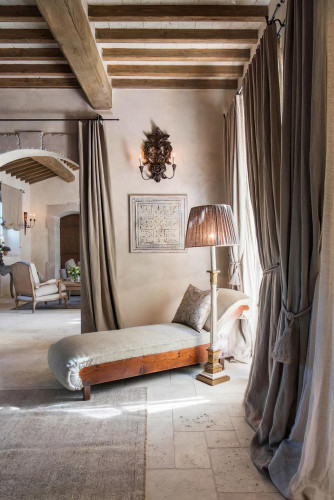 Rustik Salon Dekorasyonu İçin Poliüretan Tavan Tasarımları ve Fikirleri <p>

    <h1>Poliüretan Rustik Tavan Dekorasyon Modelleri</h1>
    <p>Rustik tavan dekorasyonu, sıcak ve doğal bir atmosfer yaratmak isteyenler için idealdir. Poliüretan malzemesi ise, hem estetik hem de pratik bir çözüm sunar. İşte iç mekanlarınızı güzelleştirecek poliüretan rustik tavan dekorasyon modelleri ve tasarım fikirleri.</p>
    <h2>İç Rustik Klasik Salon Dekorasyonu</h2>
    <p>Klasik salon dekorasyonunuzu, poliüretan rustik tavan panelleri ile zenginleştirebilirsiniz. Bu paneller, ahşap görünümü vererek mekana sıcak bir hava katarken, poliüretanın sağlamlığı sayesinde uzun yıllar dayanıklılık sağlar.</p>
    <h3>Dekorasyon Modelleri</h3>
    <ul>
        <li><strong>Köşe Tasarımları:</strong> Tavanınızın köşelerine özel tasarlanmış poliüretan panellerle, odaya karakteristik bir hava katabilirsiniz.</li>
        <li><strong>Merkezi Süslemeler:</strong> Tavanın merkezine yerleştirilecek büyük bir poliüretan süsleme, salonunuzun odak noktası olabilir.</li>
        <li><strong>Kenar Süslemeleri:</strong> Tavan kenarlarını süsleyen poliüretan bordürler, mekanın genel estetiğini yükseltir.</li>
    </ul>
    <h3>Dekorasyon Fikirleri</h3>
    <p>Poliüretan tavan dekorasyonunda, ışıklandırma çok önemlidir. Gömme ışıklar veya avizelerle poliüretan detaylarını ön plana çıkarabilirsiniz. Ayrıca, duvar rengi ve tavan arasında kontrast oluşturarak, tavan dekorasyonunu daha da belirginleştirebilirsiniz.</p>
    <p>Rustik tavan dekorasyonu için poliüretan, hem ekonomik hem de estetik bir seçenek sunar. Uzun ömürlü ve kolay uygulanabilir olması, onu popüler bir tercih haline getirir. Salonunuzda sıcak ve davetkar bir atmosfer yaratmak için, poliüretan rustik tavan dekorasyon modellerini tercih edebilirsiniz.</p>

</p><br><hr></hr>