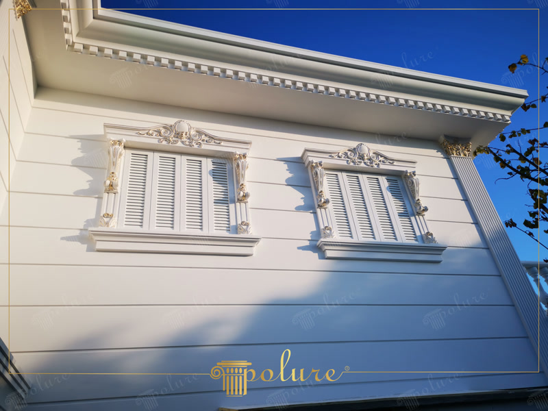 Beyaz poliüretan söve, taç ve pilaster sütun süslemeleriyle dekore edilmiş klasik villa pencere dış cephe kaplaması.