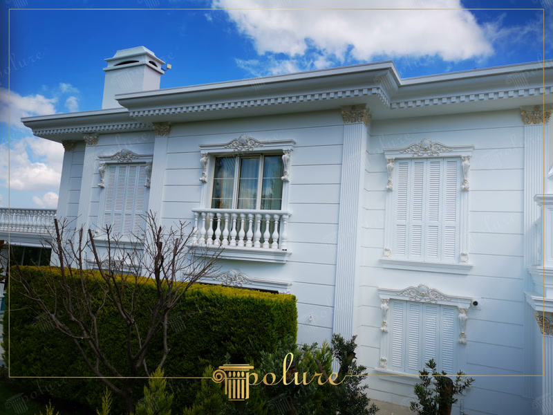 Poliüretan söve, taç, payanda ve pilaster sütun kaplamalı beyaz renkli klasik villa dış cephe tasarımı