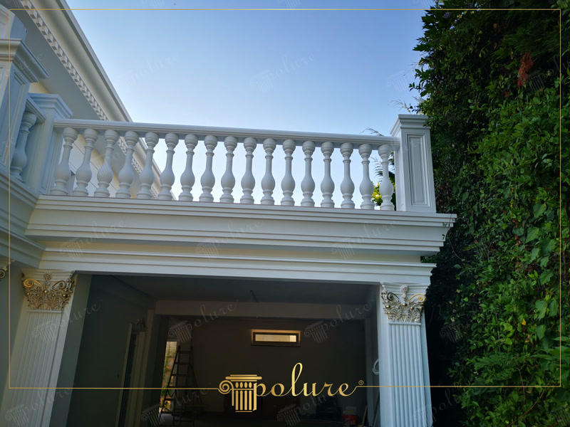 Poliüretan balkon korkuluğu, altın detaylı pilaster sütun başlığı ve dış cephe söve kaplama uygulaması.