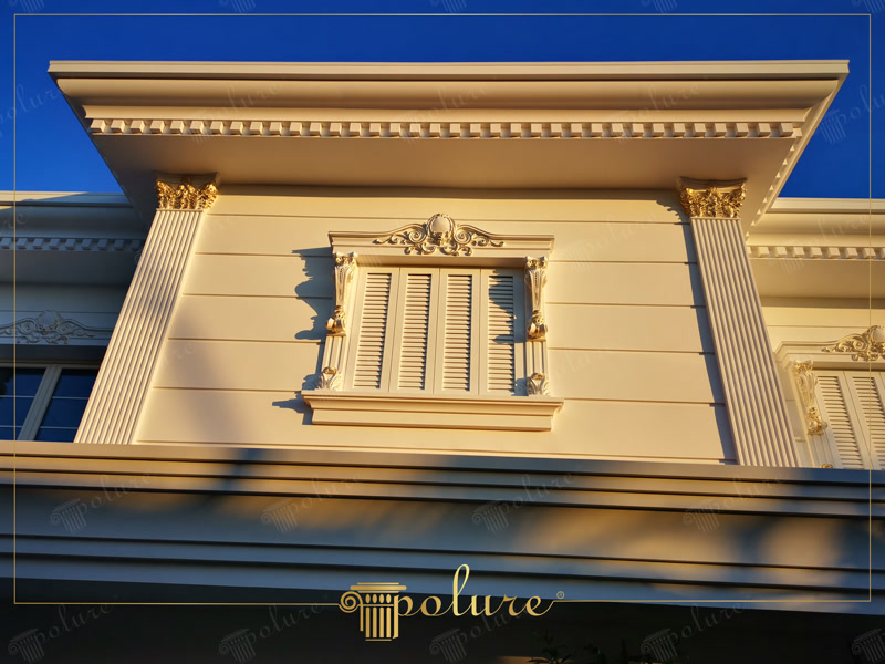 Poliüretan söve, pilaster sütun ve dekoratif taç detaylarıyla kaplanmış villa dış cephe pencere süslemesi.