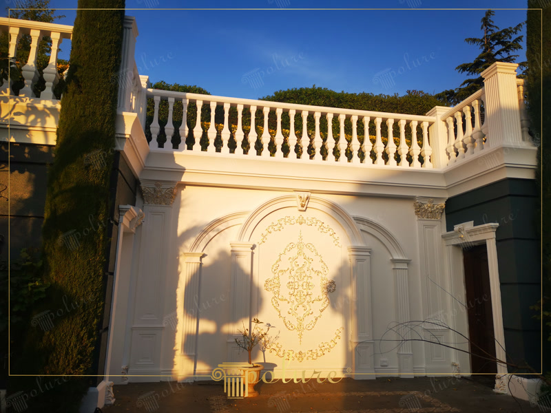 Poliüretan kavisli kemer, pilaster sütun ve balustrad kaplı villa bahçe duvarı dış cephe dekorasyonu.