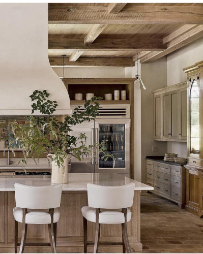 Poliüretan Rustik Tavan Dekorasyonu: Klasik ve Modern Hol Koridor Tasarımları ve Fikirleri <p>
<h1>Poliüretan Rustik Tavan Kütükleri ve Fitatları İçin Dekorasyon Fikirleri</h1>
<p>Poliüretan, hem dayanıklı hem de estetik açıdan üstün özelliklere sahip bir malzemedir. Rustik tavan kütükleri ve fitatları, iç mekan dekorasyonunda sıcak ve doğal bir hava yaratmak için sıklıkla tercih edilir. Poliüretan, ahşap görünümlü ürünlerde sıkça kullanılan bir malzeme olup, rustik tavan kütükleri ve fitatlarının üretiminde de önemli bir yer tutar.</p>
<h2>Rustik Tavan Kütükleri ve Fitatları ile İç Mekan Tasarımı</h2>
<p>Rustik tavan kütükleri, özellikle klasik, country ve vintage iç mekan tasarımlarında kullanılır. Bu kütükler, mekana tarihi ve doğal bir dokunuş ekler. Poliüretan malzeme sayesinde, rustik tavan kütükleri ve fitatları nem ve haşere gibi dış etkenlere karşı daha dayanıklı hale gelir.</p>
<h3>İç Rustik Klasik Hol ve Koridor Dekorasyon Modelleri</h3>
<p>İç mekanlarda, özellikle hol ve koridor gibi geçiş alanlarında, rustik tavan kütükleri ve fitatları kullanarak klasik ve sıcak bir atmosfer yaratılabilir. Poliüretan kütükler, gerçek ahşap görünümünü taklit edebilir ve bu sayede iç mekanlara estetik bir değer katar.</p>
<h3>Dekorasyon Fikirleri</h3>
<ul>
<li><strong>Renk Seçimi:</strong> Rustik tavan kütükleri ve fitatlarını, duvar rengiyle uyumlu hale getirerek bütünlüklü bir dekorasyon sağlayabilirsiniz.</li>
<li><strong>Aydınlatma:</strong> Doğru aydınlatma kullanarak, tavan kütüklerinin dokusunu ve detaylarını ön plana çıkarabilirsiniz.</li>
<li><strong>Asma Tavan:</strong> Poliüretan kütükler kullanarak asma tavan yapısı oluşturabilir ve mekana derinlik katabilirsiniz.</li>
</ul>
<p>Poliüretan rustik tavan kütükleri ve fitatları, iç mekan dekorasyonunda sıcaklık ve doğallık arayanlar için mükemmel bir seçenektir. Hem estetik hem de fonksiyonel bir çözüm arayanlar için idealdir.</p>
</p><br><hr></hr>