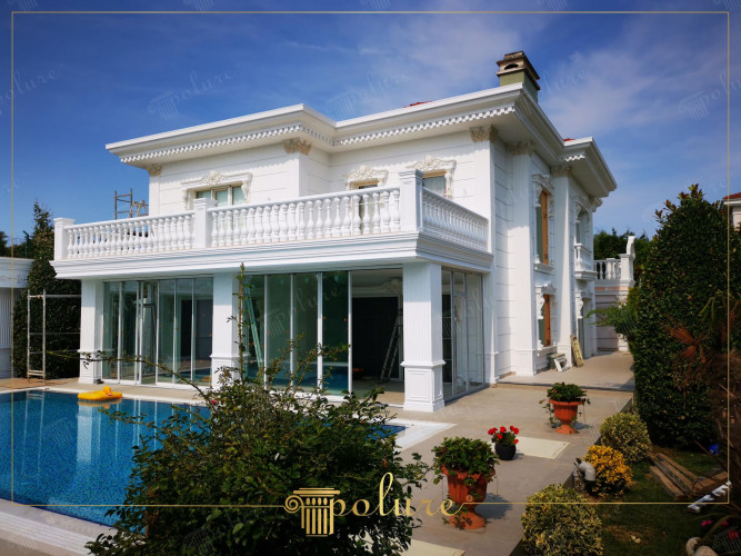 Klasik Villa Mimarisinde Modern Poliüretan Dekorasyon Fikirleri ve Tasarımları <p>
<h1>Poliüretan Klasik Villa Mimarisinde Çağdaş Dokunuşlar</h1>
<p>Klasik villa mimarisi, zamanın ötesinde bir zarafet ve ihtişam sunar. Poliüretan malzemesi ise bu ihtişamlı yapılara çağdaş dokunuşlar ekleyerek, hem estetik hem de fonksiyonel avantajlar sağlar. Poliüretan, hafifliği, dayanıklılığı ve kolay şekillendirilebilirliği ile klasik villa dekorasyon modellerine yenilikçi bir soluk getirir.</p>
<h2>Dekorasyon Modelleri ve Tasarım Örnekleri</h2>
<p>Poliüretan kullanılarak tasarlanan klasik villa dekorasyon modelleri, detaylara olan özeni ve zarafeti ile ön plana çıkar. Bu malzeme, sütunlar, rozetler, süpürgelikler ve tavan süslemeleri gibi mimari detaylarda kullanılarak, villalara özgün bir karakter kazandırır.</p>
<ul>
<li><strong>Sütunlar ve Sütun Başlıkları:</strong> Poliüretan sütunlar, hem iç hem de dış mekanlarda klasik mimarinin asaletini yansıtır.</li>
<li><strong>Rozetler ve Tavan Süslemeleri:</strong> Tavan dekorasyonunu zenginleştiren poliüretan rozetler, mekanlara derinlik ve estetik bir hava katar.</li>
<li><strong>Süpürgelikler:</strong> Poliüretan süpürgelikler, duvarlarla zemin arasında şık bir geçiş sağlar ve mekanın genel estetiğini tamamlar.</li>
</ul>
<h2>Dekorasyon Fikirleri</h2>
<p>Klasik villalar için poliüretan dekorasyon fikirleri arasında, modern ve klasik unsurların bir arada kullanılması yer alır. Poliüretan malzemesi, modern teknolojiyle şekillendirilerek klasik detaylara yeni bir yorum katmakta ve mekanlara çağdaş bir görünüm kazandırmaktadır. Bu yaklaşım, villanın mimari güzelliğini korurken, günümüz yaşam tarzına uygun konfor ve işlevselliği de beraberinde getirir.</p>
<p>Özetle, poliüretan malzemesi kullanılarak tasarlanan klasik villa dekorasyonları, geleneksel mimari ile modern yaşamın ihtiyaçlarını ustalıkla birleştirir. Bu özel malzeme, klasik villa mimarisine çağdaş dokunuşlar ekleyerek, estetik ve fonksiyonelliği bir arada sunar.</p>
</p><br><hr></hr>