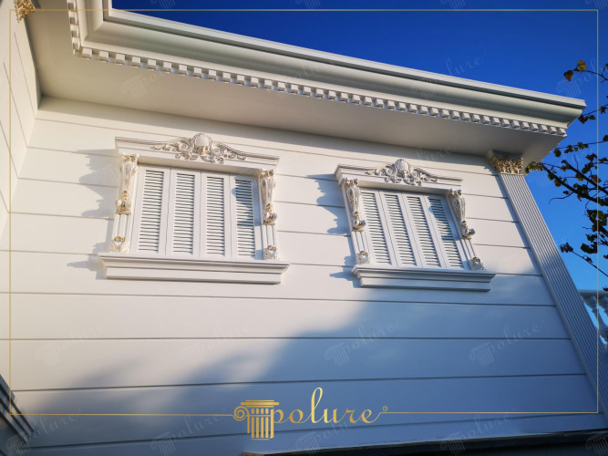 Poliüretan Dış Cephe Dekorasyonu: Klasik Villa Tasarımları ve Sütun Detayları ile Zenginleştirilmiş Dekoratif Söveler <p>
<article>
<h1>Poliüretan Klasik Cephe Sanatı ve Dekoratif Detaylar</h1>
<p>Günümüzde dış mekan dekorasyonunun vazgeçilmez unsurlarından biri olan poliüretan malzemeler, klasik villa dekorasyon modellerinde sıkça tercih edilmektedir. Özellikle poliüretan sütunlar ve dekoratif söveler, dış cepheye zarif bir görünüm kazandırmakta ve yapıların estetik değerini artırmaktadır.</p>
<h2>Poliüretan Sütun ve Sövelerin Özellikleri</h2>
<p>Poliüretan, hafif, dayanıklı ve esnek bir malzeme olduğundan dolayı, dekoratif elemanlar için ideal bir seçenektir. Poliüretan sütun ve söveler, klasik mimari detayları modern teknoloji ile birleştirerek, her türlü hava koşuluna karşı dayanıklı ve uzun ömürlü dekorasyon çözümleri sunmaktadır.</p>
<h2>Dekorasyon Modelleri ve Tasarım Fikirleri</h2>
<p>Klasik villa dekorasyonunda poliüretan sütun ve söveler, genellikle giriş kapılarının üstünde, pencere çerçeveleri etrafında veya bina köşelerinde kullanılarak, yapıya zarif ve gösterişli bir görünüm kazandırır. Bu dekoratif elemanlar, farklı boyut ve şekillerde mevcut olup, her türlü mimari tarza uyum sağlayabilir.</p>
<h2>Uygulama ve Montaj Kolaylığı</h2>
<p>Poliüretan malzemelerin montajı oldukça kolaydır. Hafif olmaları nedeniyle kolayca taşınabilir ve istenilen yere monte edilebilirler. Ayrıca, özel ekipman gerektirmeyen basit yapıştırıcılarla sabitlenebilirler, bu da uygulama sürecini hızlandırır ve maliyetleri düşürür.</p>
<h2>Sonuç</h2>
<p>Poliüretan klasik cephe sanatı, villa gibi klasik yapıların dış cephelerinde kullanılarak, binalara estetik bir değer katmaktadır. Poliüretan sütun ve dekoratif söveler, dayanıklılıkları, esneklikleri ve kolay montaj özellikleri ile modern mimari projelerde sıkça tercih edilen dekorasyon elemanlarıdır. Bu dekoratif çözümler, klasik ve zarif bir görünüm arayanlar için idealdir.</p>
</article>
</p><br><hr></hr>