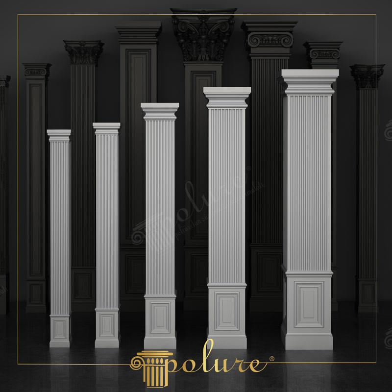 Farklı boyutlarda beyaz poliüretan yivli pilaster sütunlar ve kaideler, siyah fonda sıralı sergileniyor.