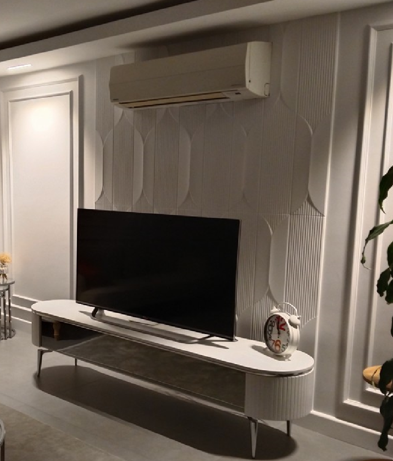 TV ünitesi arkasında kullanılan poliüretan dikey çizgili duvar paneli ve yan çıta çerçeve uygulaması.