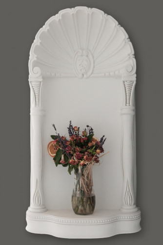 Poliüretan Villa Dekorasyonu: Klasik ve Şık Tasarımlar ile Niş Ürün Örnekleri <p>
<h1>Poliüretan Niş Ürün Klasik Villa Dekorasyon Modelleri ve Tasarım Fikirleri</h1>
<p>Poliüretan niş ürünler, klasik villa dekorasyonları için benzersiz bir seçenek sunar. Bu malzeme, hem dayanıklılığı hem de estetik çeşitliliği ile bilinir. Klasik villa dekorasyonunda poliüretan niş ürünlerin kullanımı, mekanlara zarif bir hava katmanın yanı sıra, kişisel zevklere göre özelleştirilmiş tasarımların oluşturulmasına olanak tanır.</p>
<h2>Neden Poliüretan Niş Ürünler?</h2>
<p>Poliüretan, yüksek esneklik ve mukavemet özellikleriyle dikkat çeker. Bu özellikler, dekoratif elemanlarda uzun ömürlü kullanım garantisi verir. Su ve nemden etkilenmeyen yapısı, özellikle banyo ve mutfak gibi alanlarda ideal bir seçim olmasını sağlar.</p>
<h2>Klasik Villa Dekorasyonunda Poliüretan Niş Kullanımı</h2>
<p>Klasik villa dekorasyonunda poliüretan niş ürünler, duvar dekorasyonundan tavan süslemelerine kadar geniş bir kullanım alanına sahiptir. Bu ürünler, antik görünümlü sütunlar, kornişler, rozetler ve tavan panelleri gibi dekoratif elemanları içerir. Her bir detay, villanın genel estetiğini zenginleştirerek, asil ve otantik bir atmosfer yaratır.</p>
<h2>Tasarım Fikirleri</h2>
<ul>
<li><strong>Antre ve Salonlar için:</strong> Giriş kısmında ve salonlarda kullanılacak büyük ve gösterişli poliüretan niş ürünler, mekana ilk adımınızı attığınız anda etkileyici bir atmosfer yaratır.</li>
<li><strong>Yatak Odaları için:</strong> Başucu nişleri ve duvar panelleri, yatak odalarını daha şık ve konforlu hale getirir.</li>
<li><strong>Mutfak ve Banyolar için:</strong> Su ve neme dayanıklı olmaları nedeniyle, poliüretan malzemeler mutfak ve banyo dekorasyonunda da sıklıkla tercih edilir.</li>
</ul>
<h2>Sonuç</h2>
<p>Klasik villa dekorasyonunda poliüretan niş ürünlerin kullanımı, hem estetik hem de işlevsel avantajlar sunar. Bu ürünlerle, zamansız bir güzellik ve zarafet elde etmek mümkündür. Özelleştirilebilir özellikleri sayesinde, her villa sahibinin zevkine ve ihtiyacına uygun dekorasyonlar oluşturulabilir.</p>
</p><br><hr></hr>