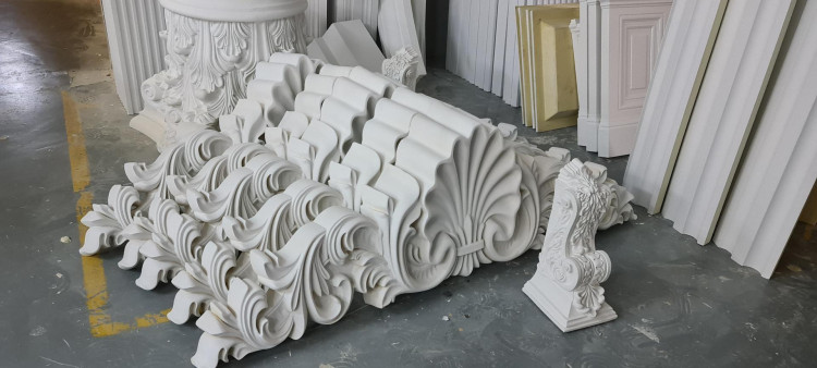 Poliüretan Söve Üretimi ve Dış Dekorasyon Tasarımları - Klasik ve Modern Modeller için Fikirler <p>
<h1>Poliüretan Söve İmalatı ve Dekorasyon Fikirleri</h1>
<p>Poliüretan söve, dış cephe dekorasyonunda sıklıkla tercih edilen bir malzemedir. Hem klasik hem de modern mimari tasarımlarda kullanılabilen bu malzeme, binaların estetik görünümünü artırmak amacıyla tercih edilir. Poliüretan söve imalatı, yüksek teknolojiye sahip tesislerde gerçekleştirilir ve geniş bir model yelpazesi sunar. Bu modeller arasında, dış cephe klasiği olarak kabul edilen desenlerden, daha modern ve minimalist tasarımlara kadar geniş bir seçenek bulunmaktadır.</p>
<h2>Poliüretan Söve Modelleri</h2>
<p>Poliüretan söve üretimi, çeşitli desen ve boyutlarda gerçekleştirilebilir. Bu modeller arasında:</p>
<ul>
<li>Klasik Genel Dekorasyon Modelleri: Geleneksel mimariyi yansıtan detaylar ve süslemeler içerir.</li>
<li>Dış Klasik Modeller: Dış cepheye özel olarak tasarlanmış, hava koşullarına dayanıklı modellerdir.</li>
<li>Modern Dekorasyon Modelleri: Daha sade ve minimalist tasarımlar sunar, modern yapıların dış cephelerinde kullanıma uygundur.</li>
</ul>
<h2>Dekorasyon Fikirleri</h2>
<p>Poliüretan söve kullanımı, binaların dış cephelerinde estetik bir görünüm yaratmanın yanı sıra, enerji verimliliğine de katkıda bulunabilir. Isı yalıtımı özelliği sayesinde, binaların daha az enerji harcamasına yardımcı olur. Dekorasyon fikirleri arasında:</p>
<ul>
<li>Cephe renklerini ve söve modellerini uyumlu seçmek, bütünlüklü bir görünüm sağlar.</li>
<li>Farklı boyut ve şekillerdeki söveleri kombinleyerek özgün tasarımlar oluşturmak mümkündür.</li>
<li>Modern ve klasik elementleri bir arada kullanarak, zamansız bir cephe tasarımı yaratılabilir.</li>
</ul>
<h2>Sonuç</h2>
<p>Poliüretan söve imalatı ve kullanımı, dış cephe dekorasyonunda önemli bir yer tutar. Geniş model seçenekleri ve dekorasyon fikirleri ile her türlü mimari tarza uyum sağlayabilir. Estetik, dayanıklılık ve enerji verimliliği açısından avantajlar sunan poliüretan söveler, modern ve klasik binaların vazgeçilmez bir parçasıdır.</p>
</p><br><hr></hr>