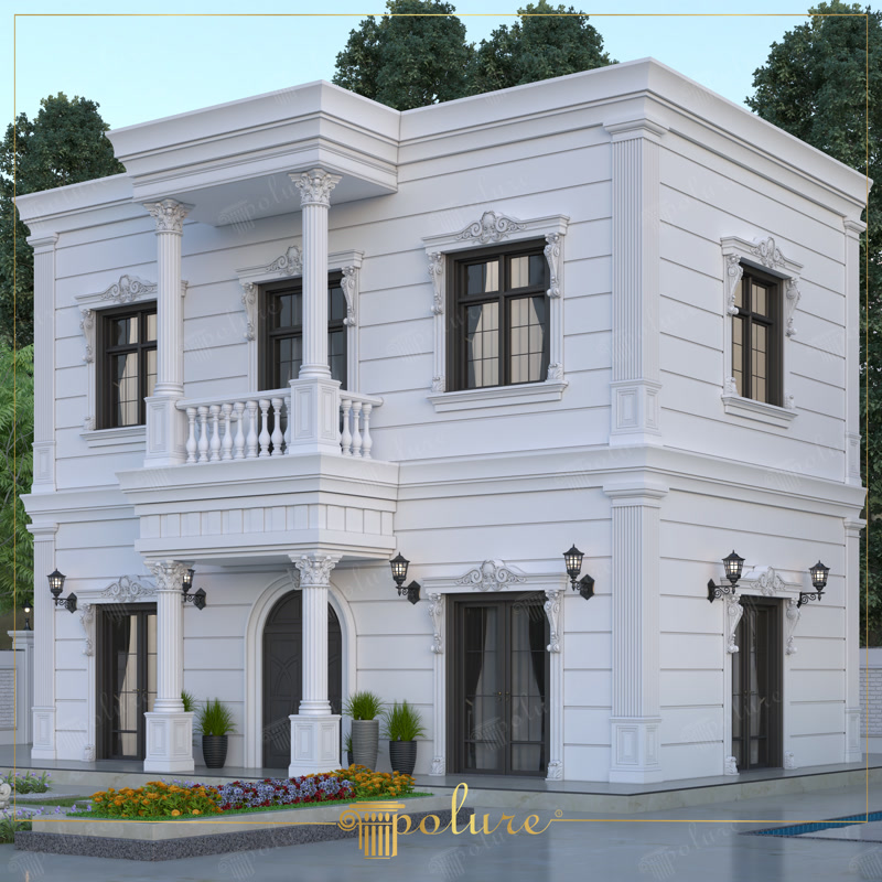 Poliüretan söve, pilaster sütun ve derzli panellerle yapılmış beyaz iki katlı neoklasik villa dış cephesi.