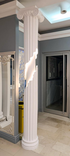 Dekoratif Aydnlatmalı ısıklı Sütun Modelleri Aydınlatmalı sütunlar iç ve dıs mekanlarda estetik bir görünüm ve fonksiyonel aydınlatma sunan modern dekorasyon ürünleridir Klasik mimari ile LED teknolojisini birlestiren bu sütunlar otel düğün salonu mağaza ve villa gibi prestijli alanlarda tercih edilir Poliüretan malzeme ile üretilen aydınlatmalı sütunlarımız hafif dayanıklı ve uygulaması kolaydır