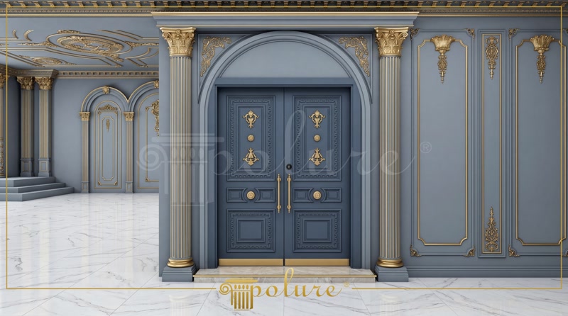 Koyu mavi duvar panelleri ve altın varaklı poliüretan pilaster sütun giydirmeli çift kanatlı kapı dekorasyonu.