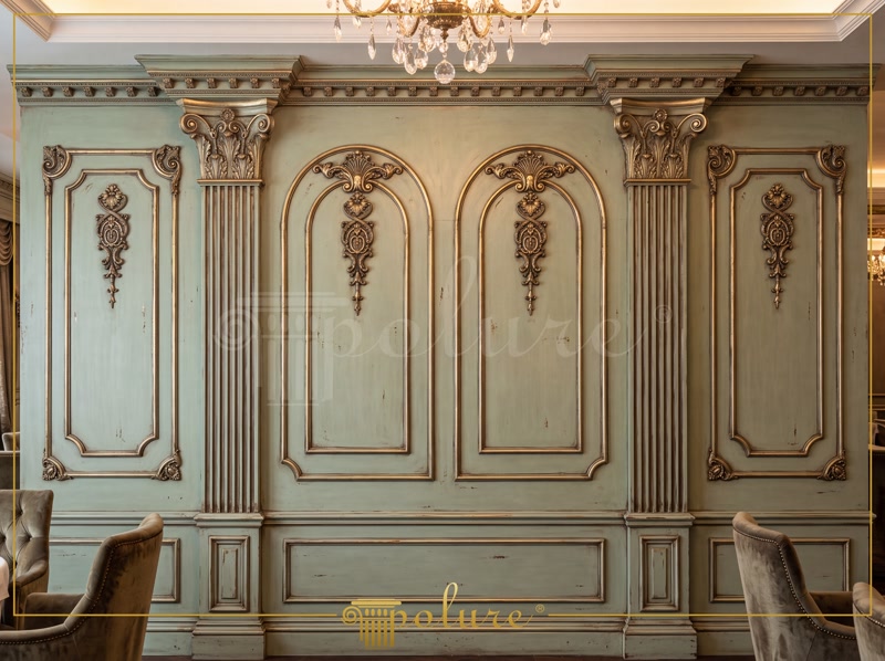 Yeşil boyalı duvarda gold detaylı poliüretan pilaster sütunlar, çerçeve çıtaları ve motif süslemeleri.