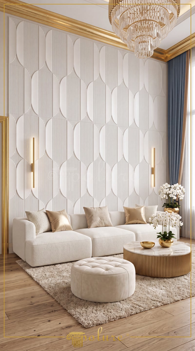 Salonda dikey ve oval desenli P312020 poliüretan duvar paneli kaplaması ve gold detaylı aydınlatma.