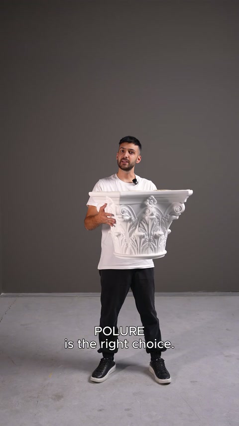 Sunucu geniş akantus yapraklarıyla işlenmiş beyaz sütun başlığını sergiliyor
