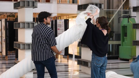 Dekoratif sütun parçası ekip tarafından dikkatle konumlandırılıyor