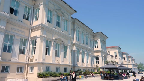 Tarihi yapının dış cephesi ve ritmik pencere düzeni görülüyor