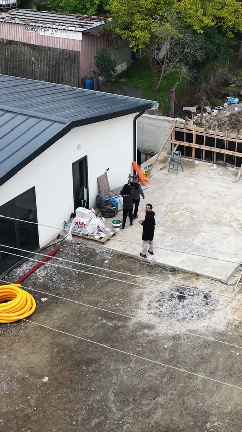 Üst açıdan yapı, avlu ve şantiye alanı birlikte görülüyor