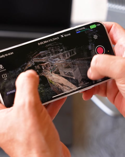 Telefon ekranında canlı nokta bulutu tarama görüntüsü akıyor