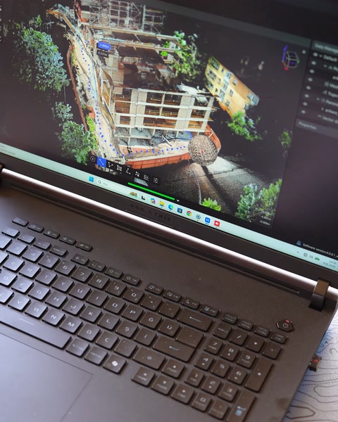 Laptop ekranında renkli nokta bulutu haritası görüntüleniyor