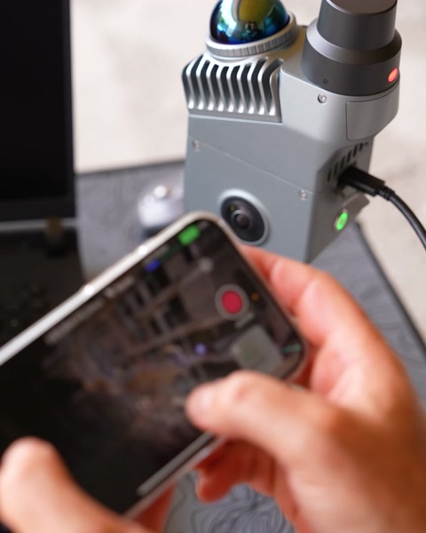 El telefonla tarama cihazının kayıt ekranını kontrol ediyor
