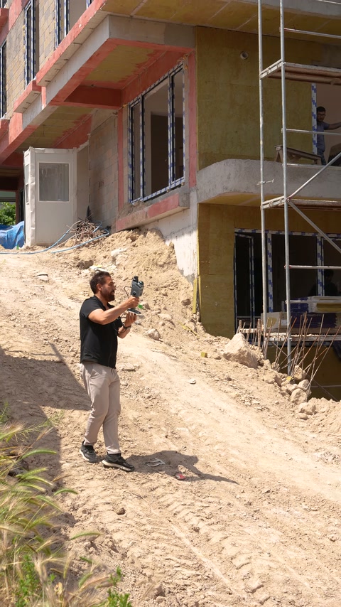 Dış cephedeki kapı ve pencere boşlukları saha cihazıyla taranıyor.