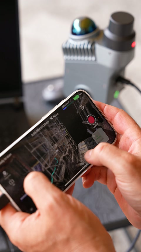 Elde kullanılan cihazın telefon ekranında saha taraması yönetiliyor.