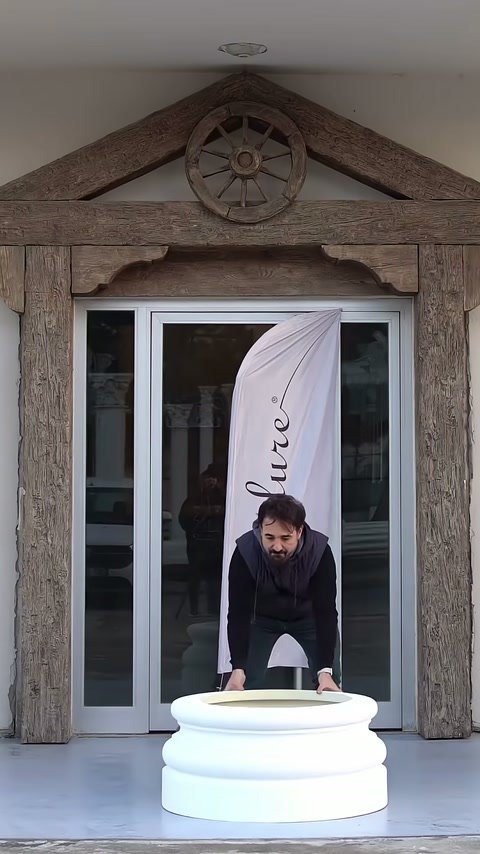 Beyaz sütun kaidesi zemine bırakılırken üst açıklığı görülüyor