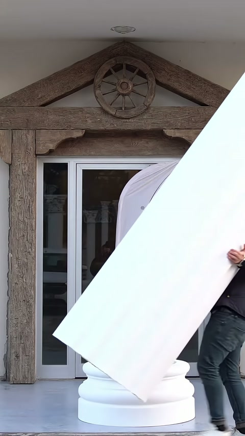 Sütun gövdesinin açık alt kısmı kaide üzerinde konumlandırılıyor