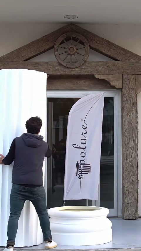 Yivli gövde dik konuma kaldırılırken usta iki eliyle destekliyor