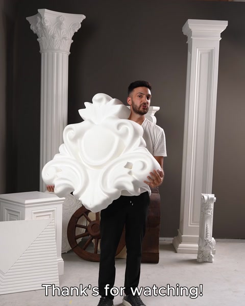Kabartmalı taç modeli önden ve farklı açıdan sergileniyor