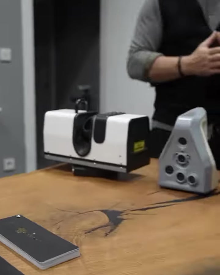 Masa üzerinde farklı boyutlarda hassas 3D tarama cihazları bulunuyor