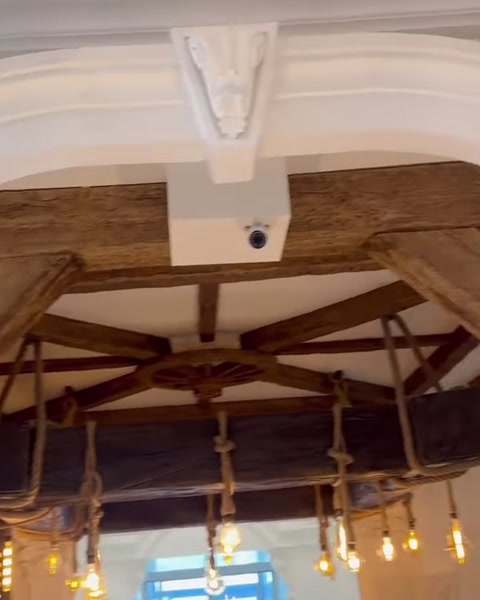 Kartonpiyerlerle çevrelenen tavanda dekoratif ahşap kiriş uygulaması