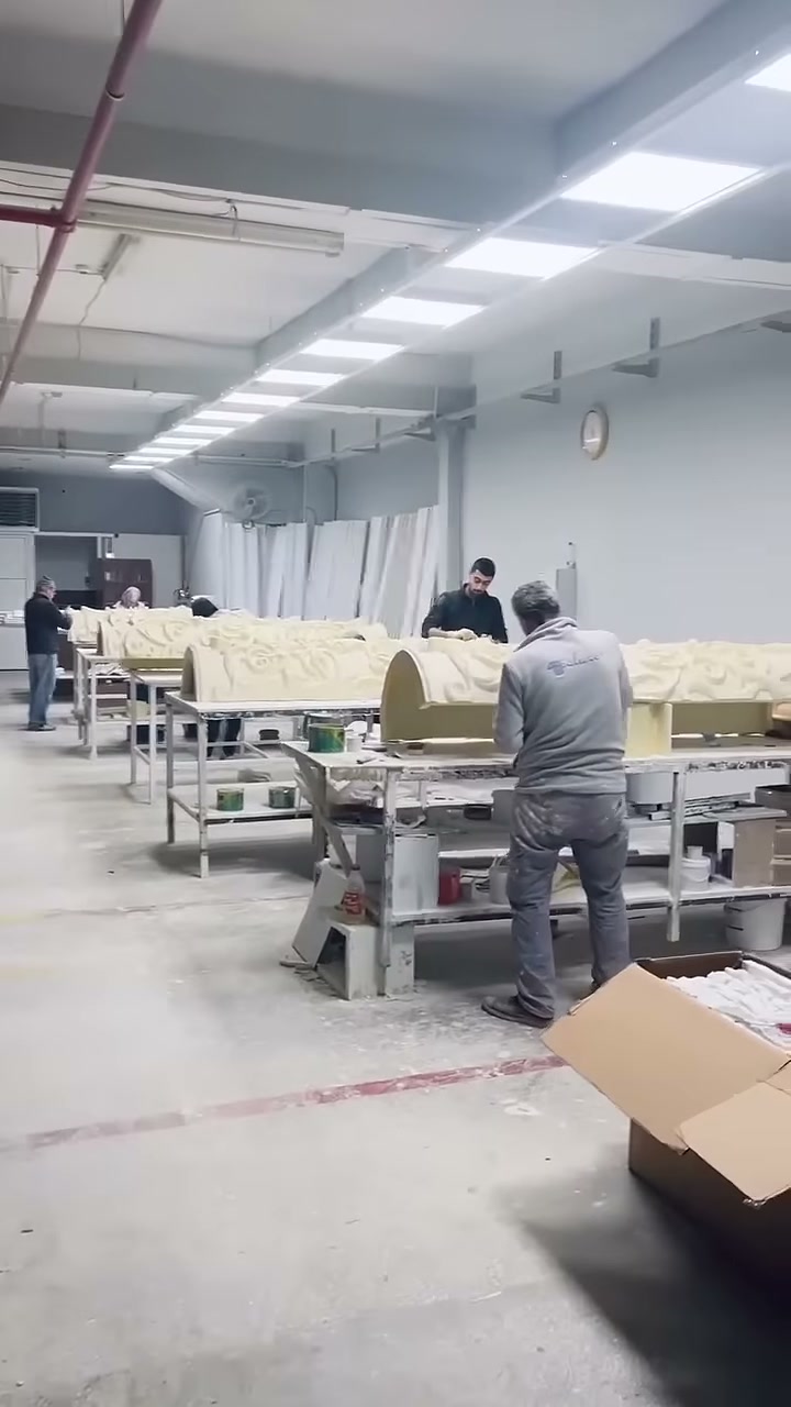 Atölye içinde kıvrımlı motifli büyük sütun tabanları işleniyor