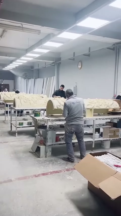 Çalışanlar tezgâhlara yerleştirilen dekoratif sütun ayağı gövdeleriyle ilgileniyor