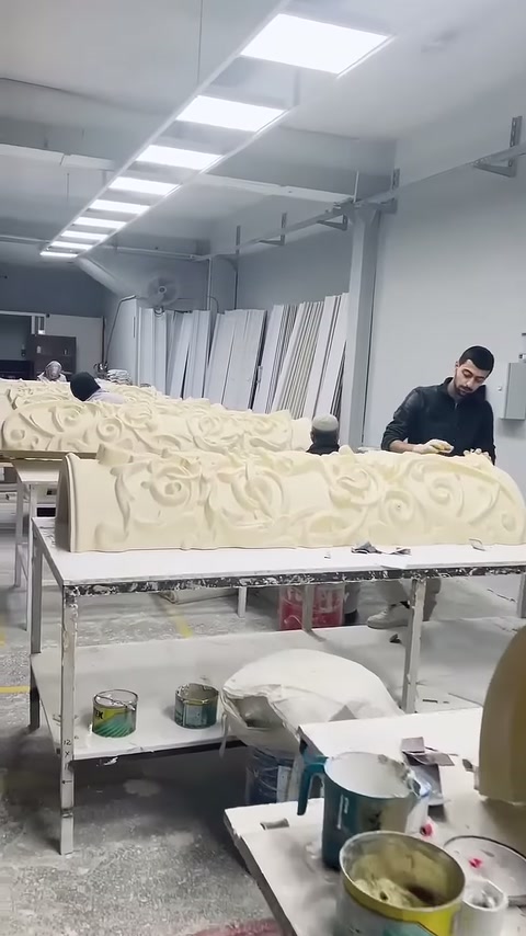 Bitkisel motifli sütun tabanı parçaları metal sehpalar üzerinde hazırlanıyor