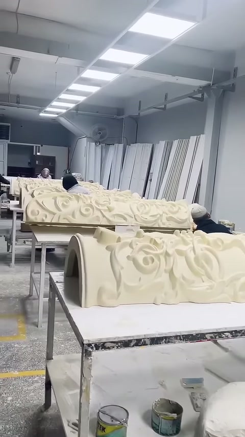 Yarım daire açıklıklı sütun tabanı işlem masasında öne çıkıyor