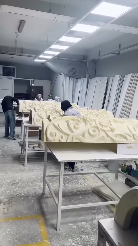 Çalışan çiçek bezemeli sütun ayağının iç yüzeyini işliyor