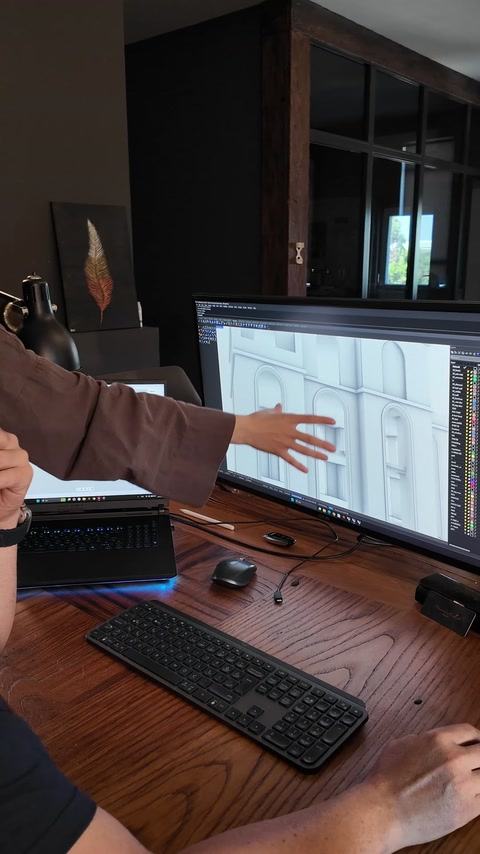Cephe modelindeki pencere çevreleri ve kat silmeleri inceleniyor.