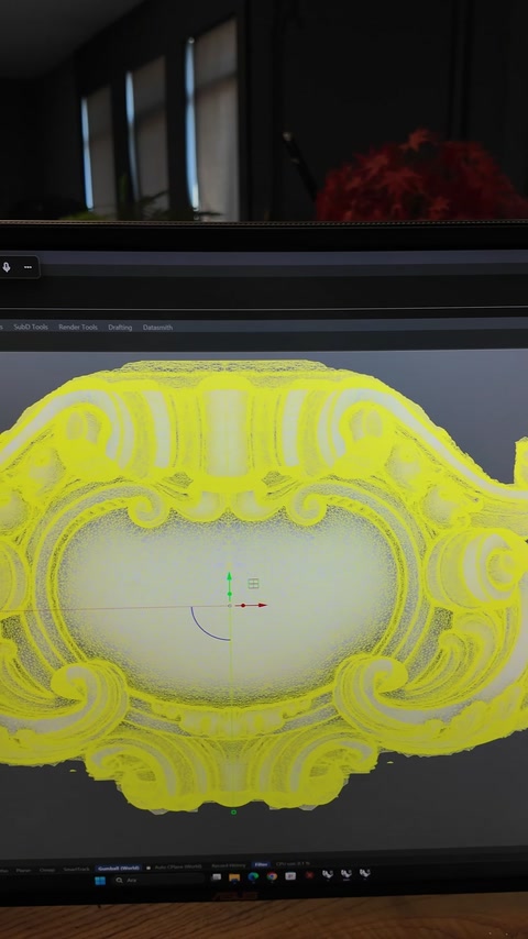 Taç modelinin kabartmalı kıvrımları ekranda sarı renkle seçiliyor.