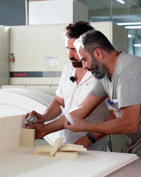 Kemer modülü parçaları birbirine yapıştırılarak birleştiriliyor