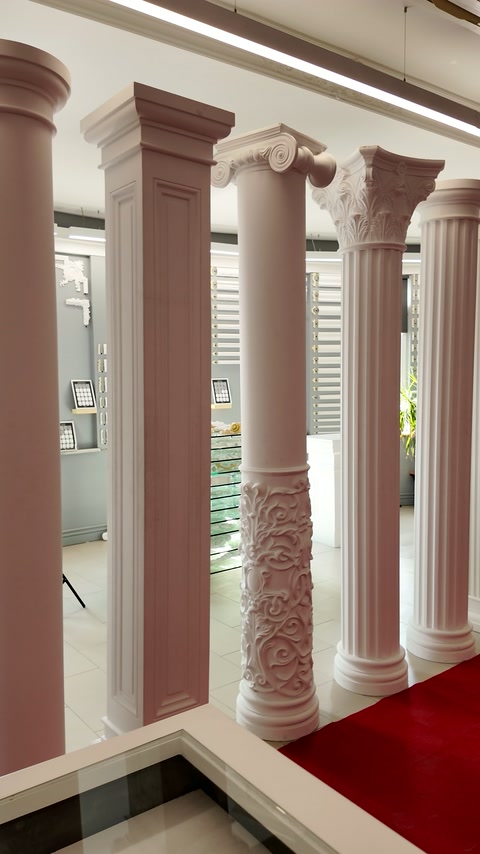 Farklı sütun başlıklarıyla düzenlenmiş klasik showroom sergisi