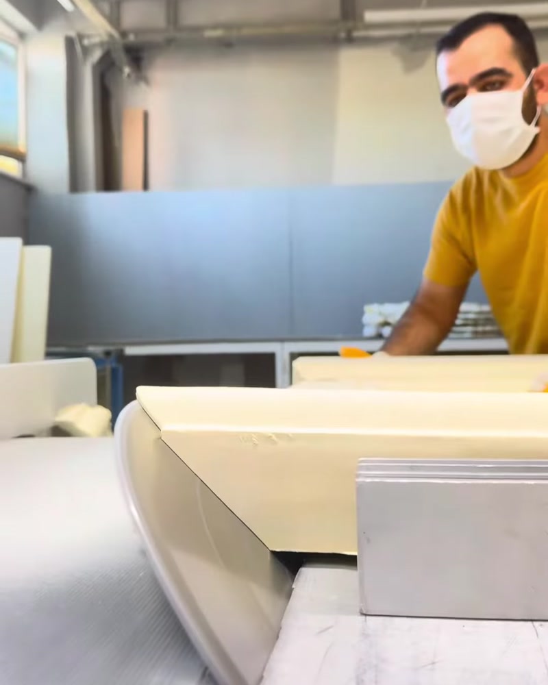 Atölyede pilaster sütun başlığı gövdesi tezgâhta hazırlanıyor