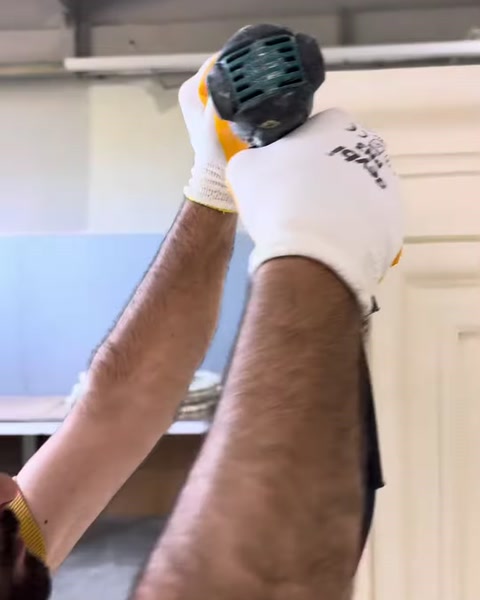Birleştirilen sütun başlığı gövdesi elle hizalanıp sabitleniyor