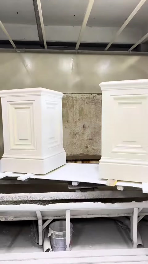 İki poliüretan pilaster sütun başlığı üretim alanında yan yana duruyor